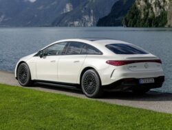 Mercedes-Benz EQS 580 Redefining Luxury Electric Vehicles with Innovation